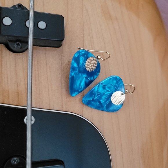 Gena's Jewelry: Turquoise and gold tone guitar pick earrings - Picture 5 of 5